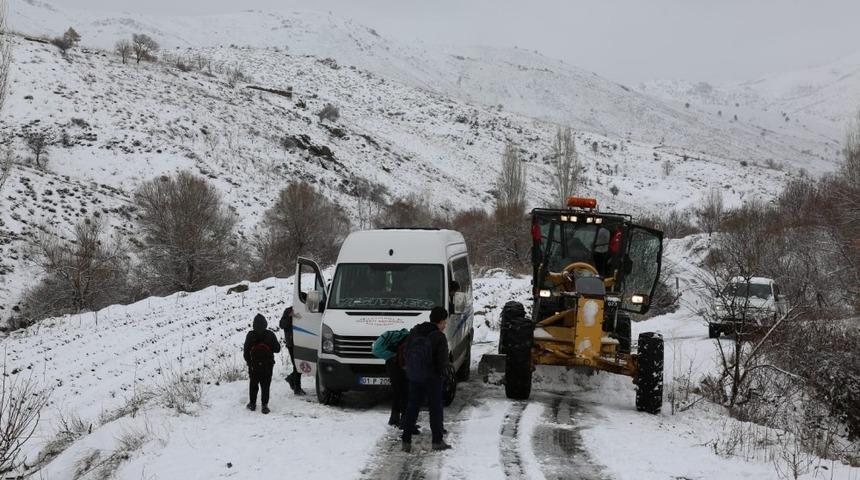 Karda mahsur kalan &ouml;ğrencilerin yardımına ASKİ ekipleri koştu
