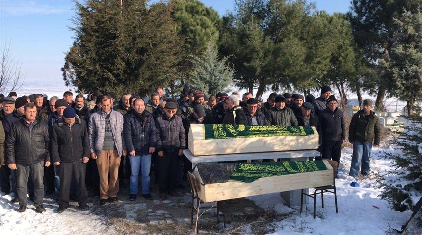 Dereye düşen otomobilde ölen karı koca defnedildi