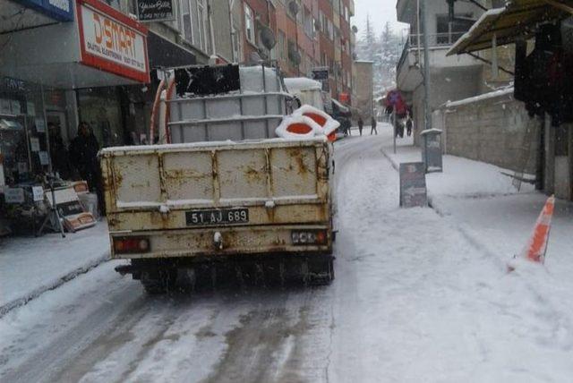 Niğde Belediyesi karla mücadelesini sürdürüyor