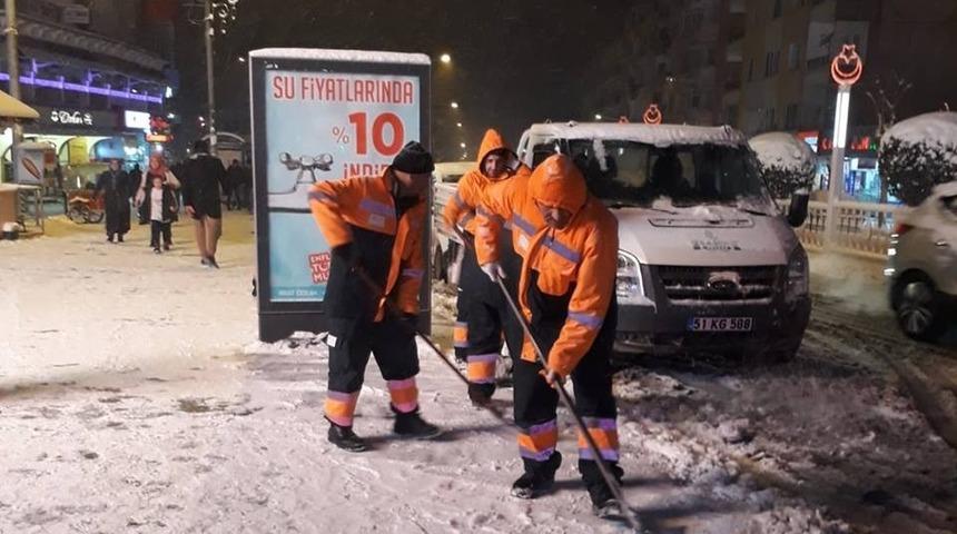 Niğde Belediyesi karla m&uuml;cadelesini s&uuml;rd&uuml;r&uuml;yor