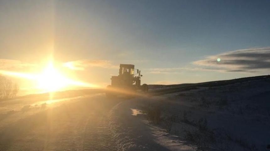 Kırşehir&rsquo;de kapanan 48 k&ouml;y yolunu a&ccedil;ma &ccedil;alışmaları aralıksız s&uuml;r&uuml;yor