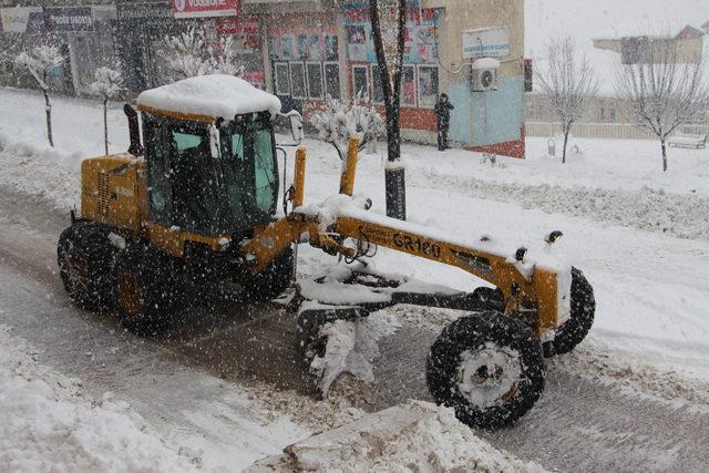 Şemdinli ve Derecik'te yollar kardan kapandı