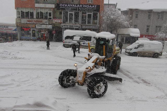 Şemdinli ve Derecik'te yollar kardan kapandı