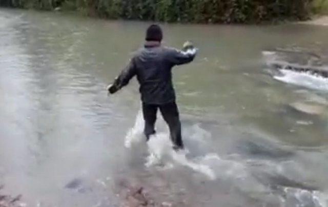 Muhtar adayı, 'Her hava şartına muhtarınız hazırdır' diyerek soğuk suya girdi