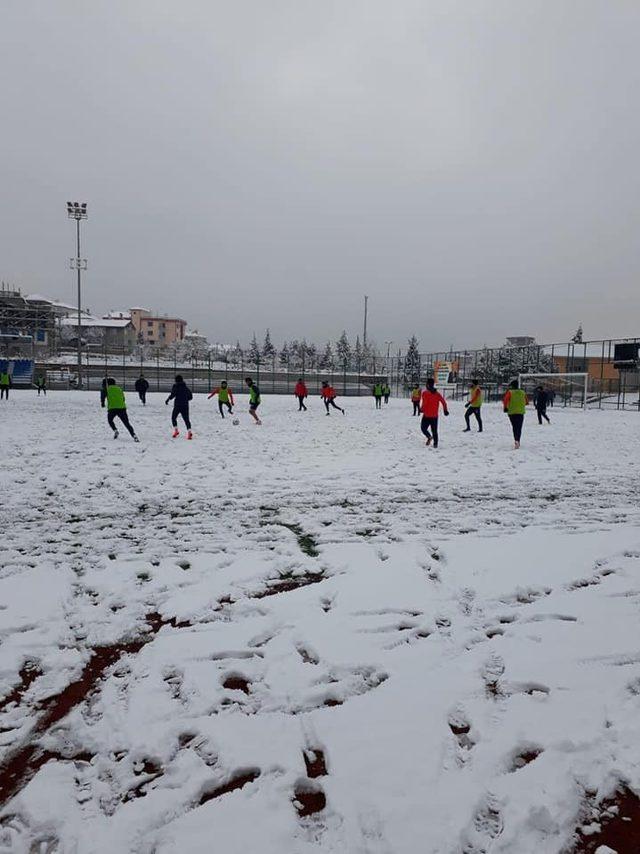 Yeşilyurt Belediyespor karla kaplı zeminde çalıştı