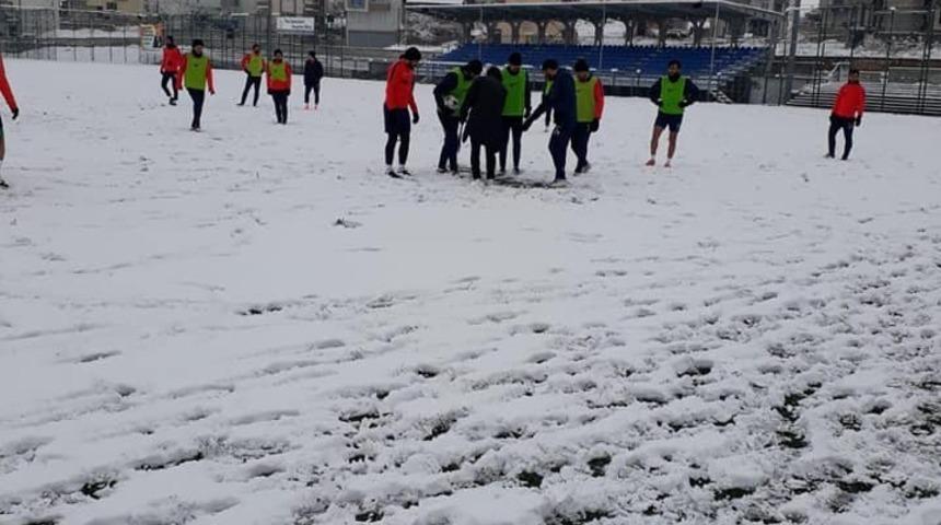 Yeşilyurt Belediyespor karla kaplı zeminde &ccedil;alıştı