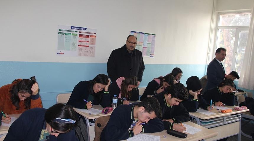 &Ouml;ğrenciler g&ouml;zetmensiz sınavda ter d&ouml;kt&uuml;