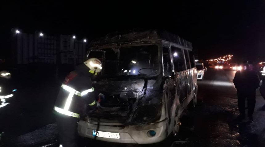 Seyir halindeki minibüs alev aldı