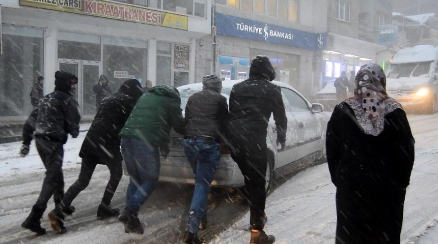 Besni&rsquo;de kar hayatı fel&ccedil; etti