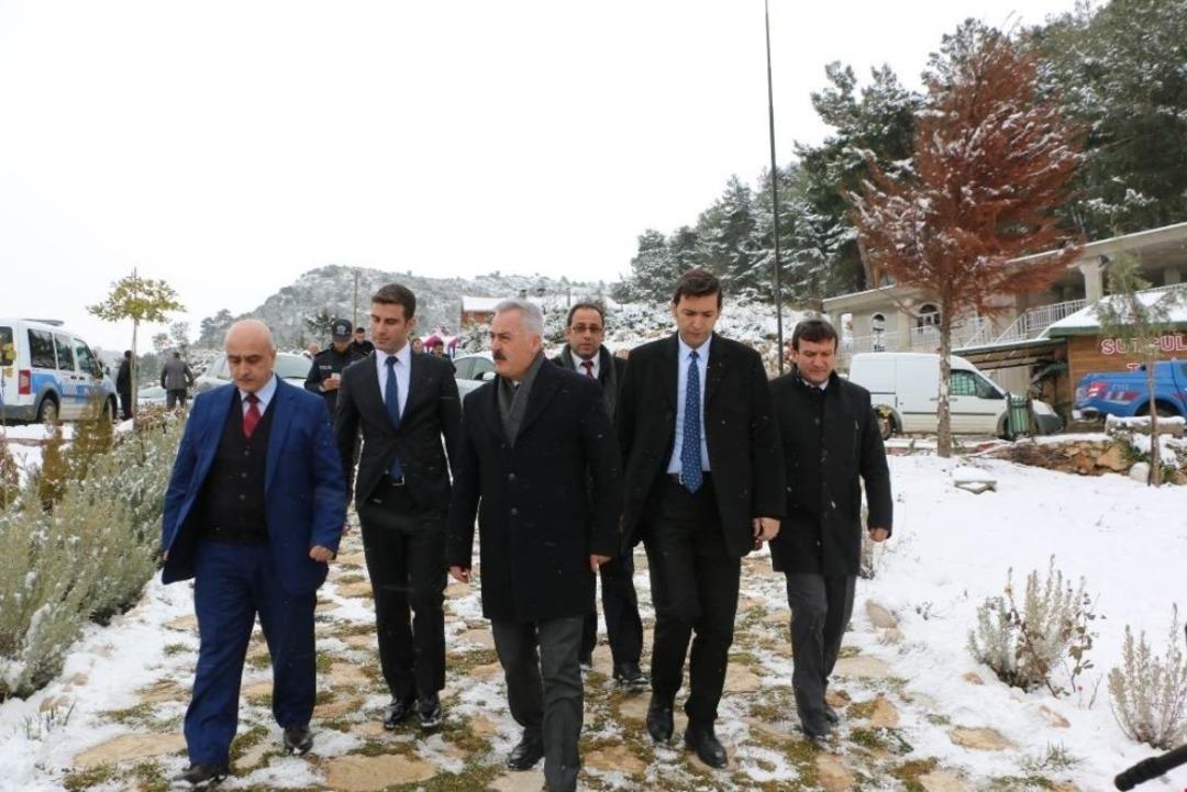 Isparta Valisi &Ouml;mer Seymenoğlu: