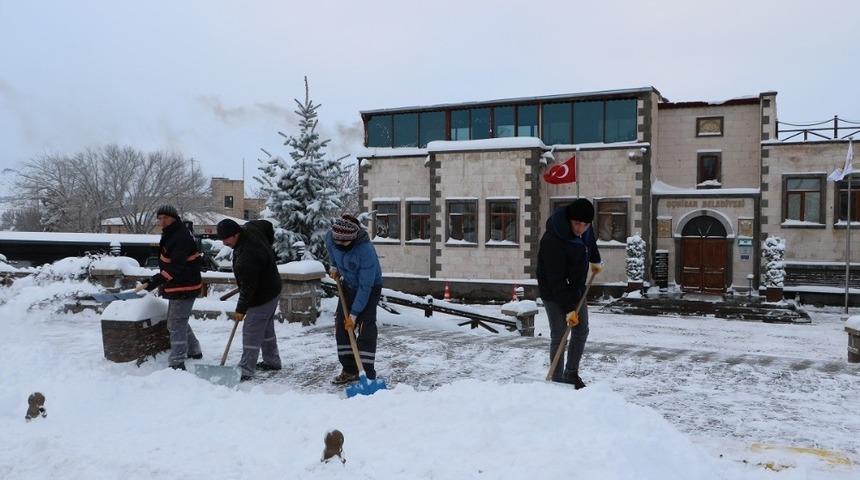 U&ccedil;hisar Belediyesi karla m&uuml;cadele &ccedil;alışmalarına devam ediyor