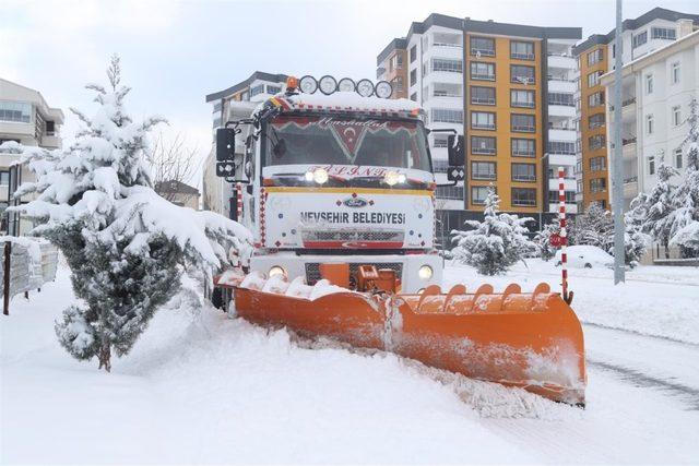 Nevşehir Belediyesi ekipleri kar mesaisinde