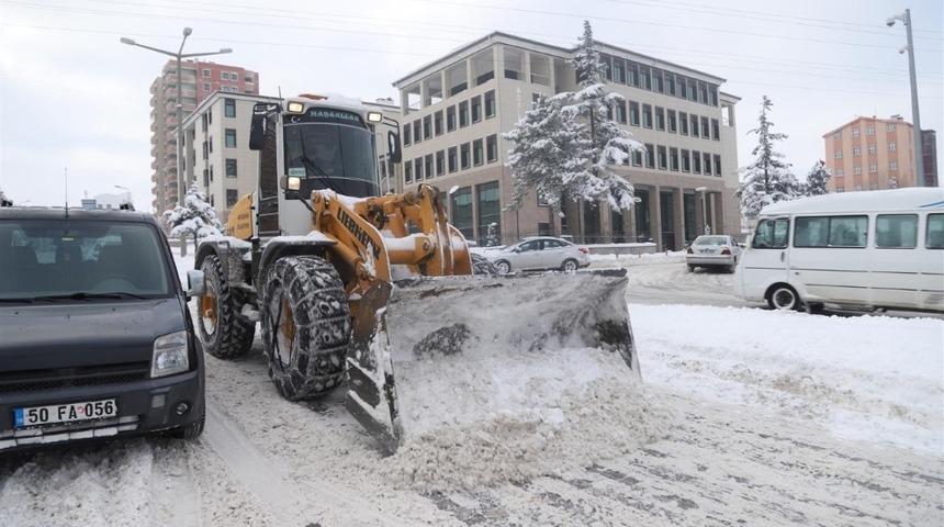 Nevşehir Belediyesi ekipleri kar mesaisinde