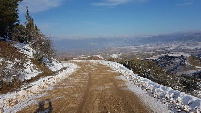 Sarıgöl Belediyesi yollarda tuzlama çalışması yapıyor