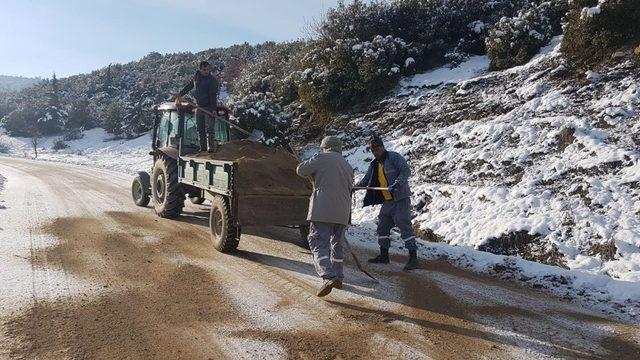 Sarıgöl Belediyesi yollarda tuzlama çalışması yapıyor