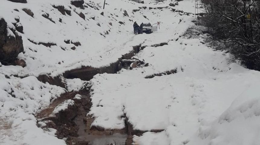 Yağışlar k&ouml;y yolunda yarık oluşturdu