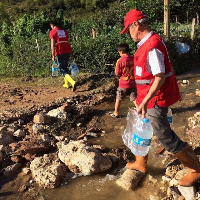 Kastamonu’da Türk Kızılayı, yangınlarda zarar görenlerin yarasını sardı