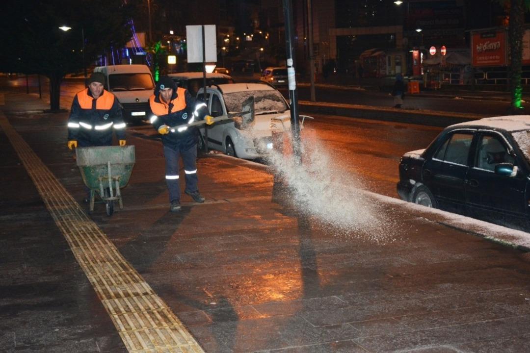 Kdz Ereğli Belediyesi gece boyu tuzlama yaptı