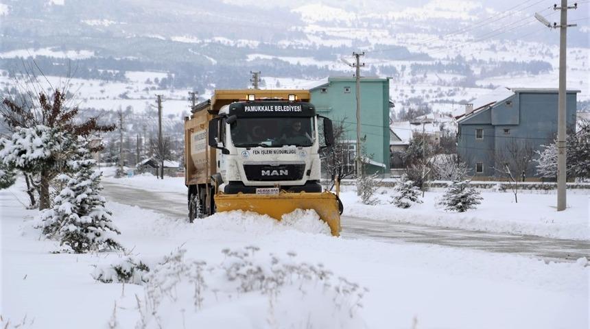 Pamukkale&rsquo;de karla m&uuml;cadele s&uuml;r&uuml;yor
