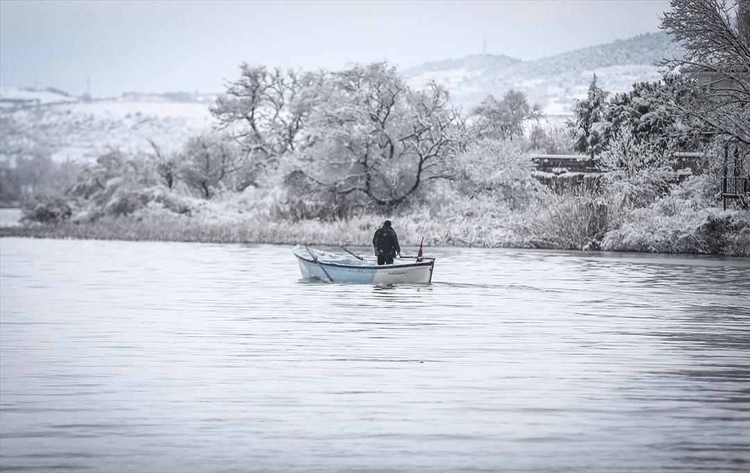 T&uuml;rkiye&rsquo;deki "K&uuml;&ccedil;&uuml;k Venedik" beyaz &ouml;rt&uuml;s&uuml;yle ayrı g&uuml;zel