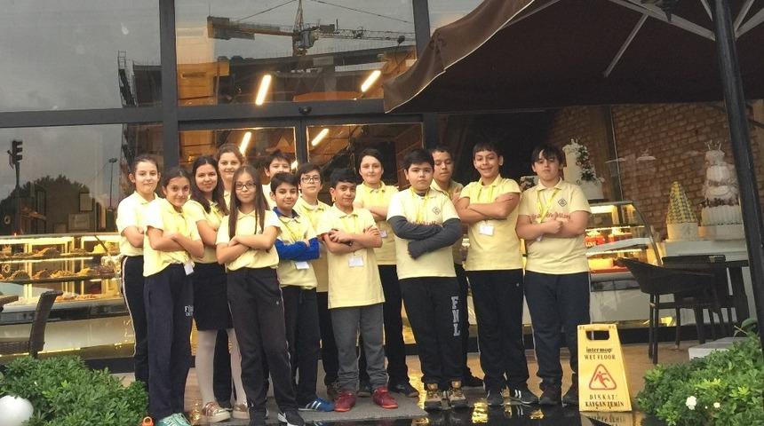 &Ouml;ğrenciler restoranda g&ouml;n&uuml;ll&uuml; &ccedil;alıştı