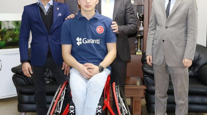 Gen&ccedil;lik ve Spor İl M&uuml;d&uuml;r&uuml; Demir&rsquo;den anlamlı hediye