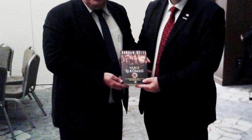 Keleş kitabını M&Uuml;SİAD Genel Başkanına sundu
