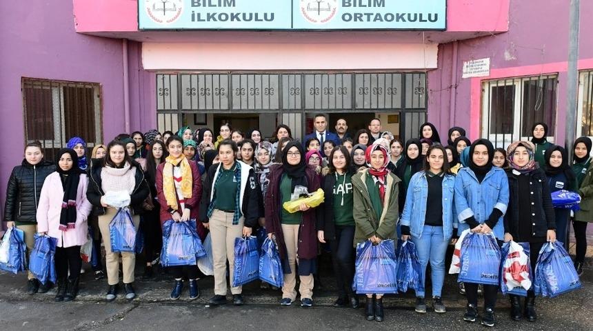 Gen&ccedil;lerden "Bir atkı da sen &ouml;r anne" projesi
