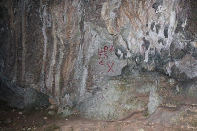 12 bin yıllık mağaranın duvarlarını tahrip ettiler 1