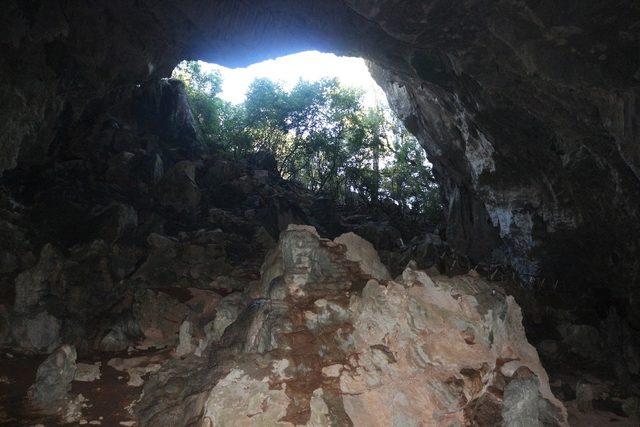 12 bin yıllık mağaranın duvarlarını tahrip ettiler 2