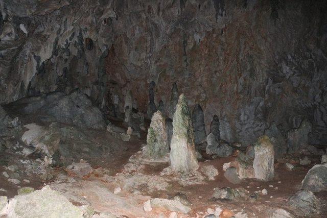 12 bin yıllık mağaranın duvarlarını tahrip ettiler 3