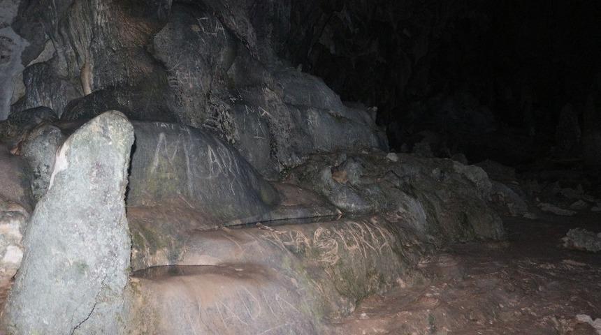 12 bin yıllık mağaranın duvarlarını tahrip ettiler