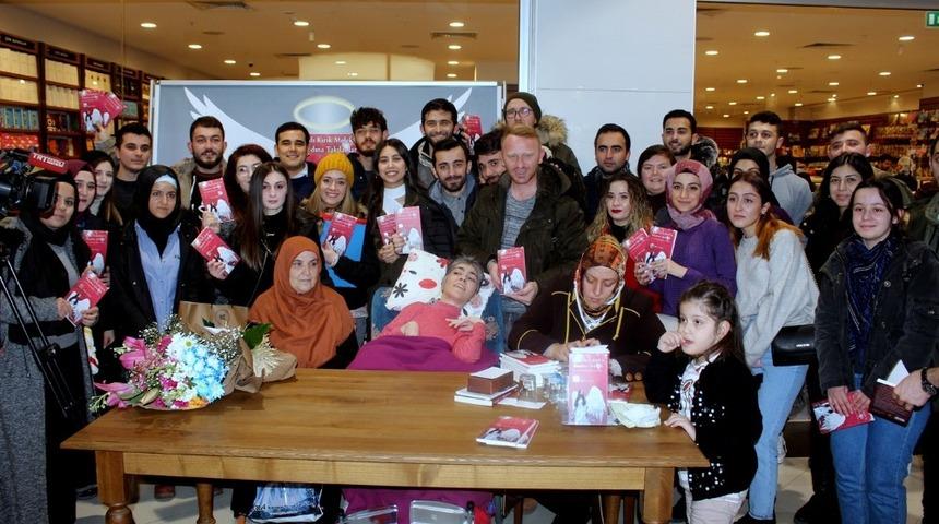 Tek parmağı ile yazdığı kitaba imza g&uuml;n&uuml; d&uuml;zenlendi