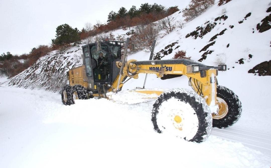 Karlı yolları a&ccedil;tı, operat&ouml;rlere tatlı ikram etti