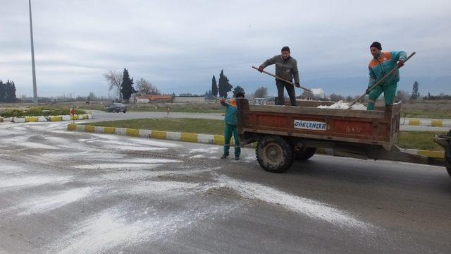 Burhaniye’de buzlanan yollarda tuzlama çalışması yapıldı