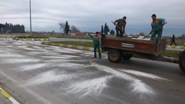 Burhaniye’de buzlanan yollarda tuzlama çalışması yapıldı