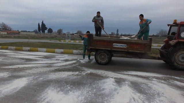 Burhaniye’de buzlanan yollarda tuzlama çalışması yapıldı