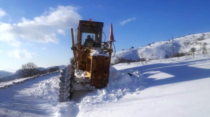 Alaşehir&rsquo;de karla m&uuml;cadele devam ediyor