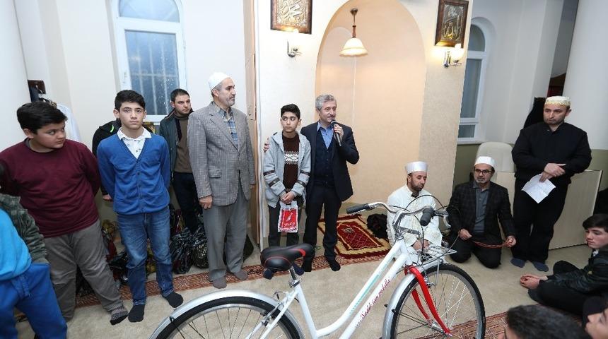 &ldquo;Haydi &Ccedil;ocuklar Camiye&rdquo; projesine katılan &ccedil;ocuklar &ouml;d&uuml;llendirdi