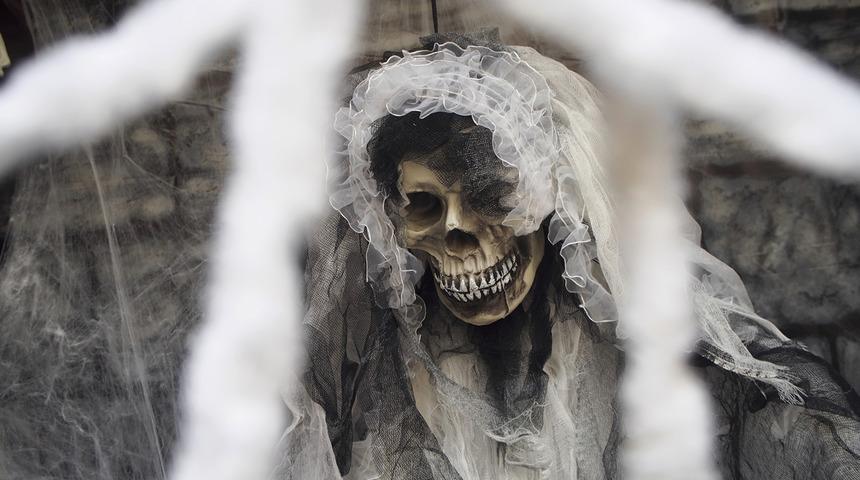 18 yaşında &ouml;len kızın cesedi mezarından 'gelin edilmek' i&ccedil;in &ccedil;alındı!