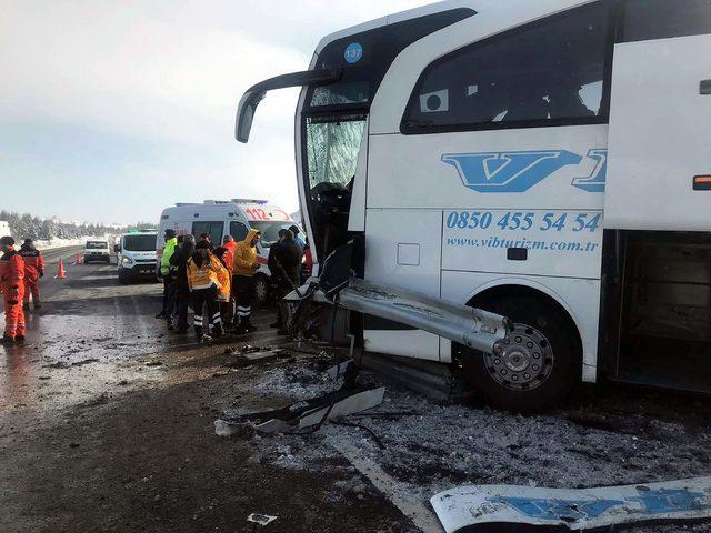 Ankara'da yolcu otobüsü TIR'a çarptı: 1 ölü, 8 yaralı