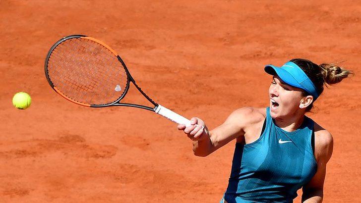 Simona Halep kortlara mağlubiyetle döndü