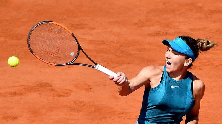 Simona Halep kortlara mağlubiyetle döndü