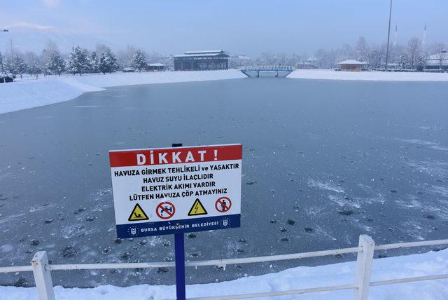 Öğrenciler el ele tutuşup, buz tutan gölet üzerinde yürümeye çalıştı