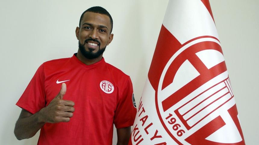 Antalyaspor&rsquo;da iki futbolcu ile yollar ayrıldı