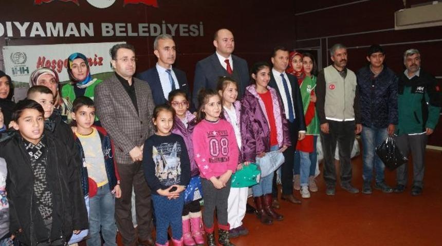 Yetim &ccedil;ocuklara kıyafet yardımı