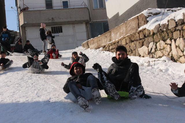 Niğde'de çocuklar poşetlerle kayıp, valiye tatil teşekkürü etti