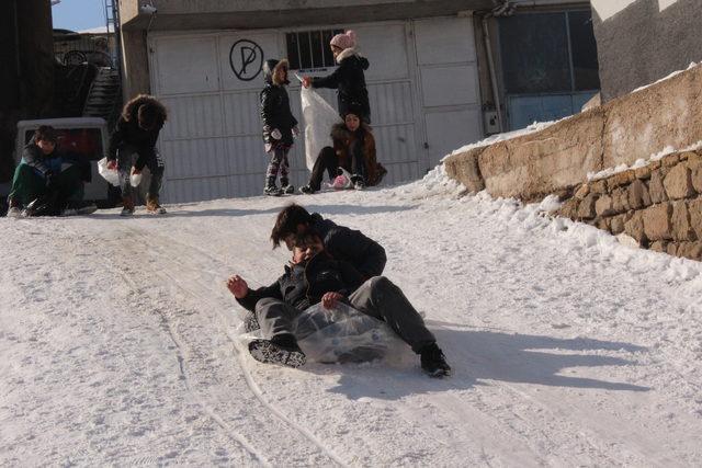 Niğde'de çocuklar poşetlerle kayıp, valiye tatil teşekkürü etti