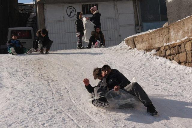 Niğde'de çocuklar poşetlerle kayıp, valiye tatil teşekkürü etti