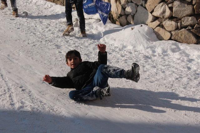 Niğde'de çocuklar poşetlerle kayıp, valiye tatil teşekkürü etti